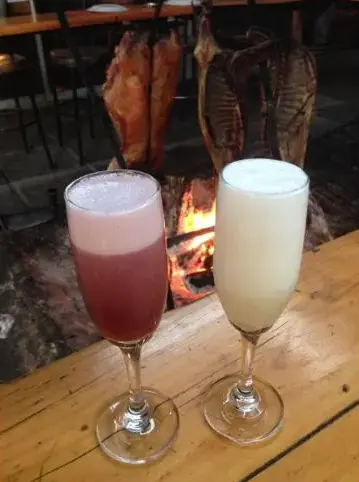 Ulmo sour y calafate sour frente al fuego